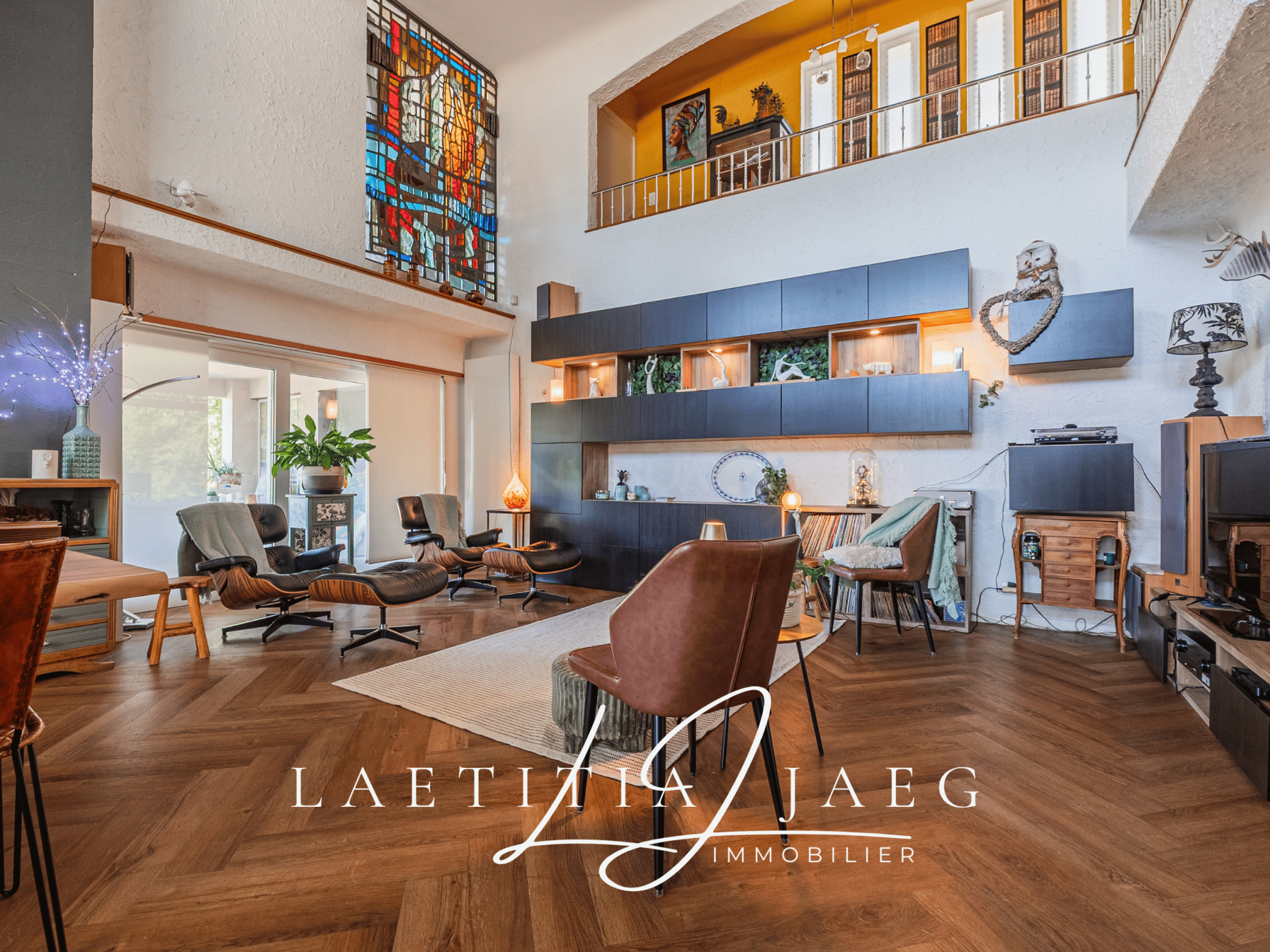 Intérieur d'une maison atypique avec un grand espace de vie et des meubles modernes.