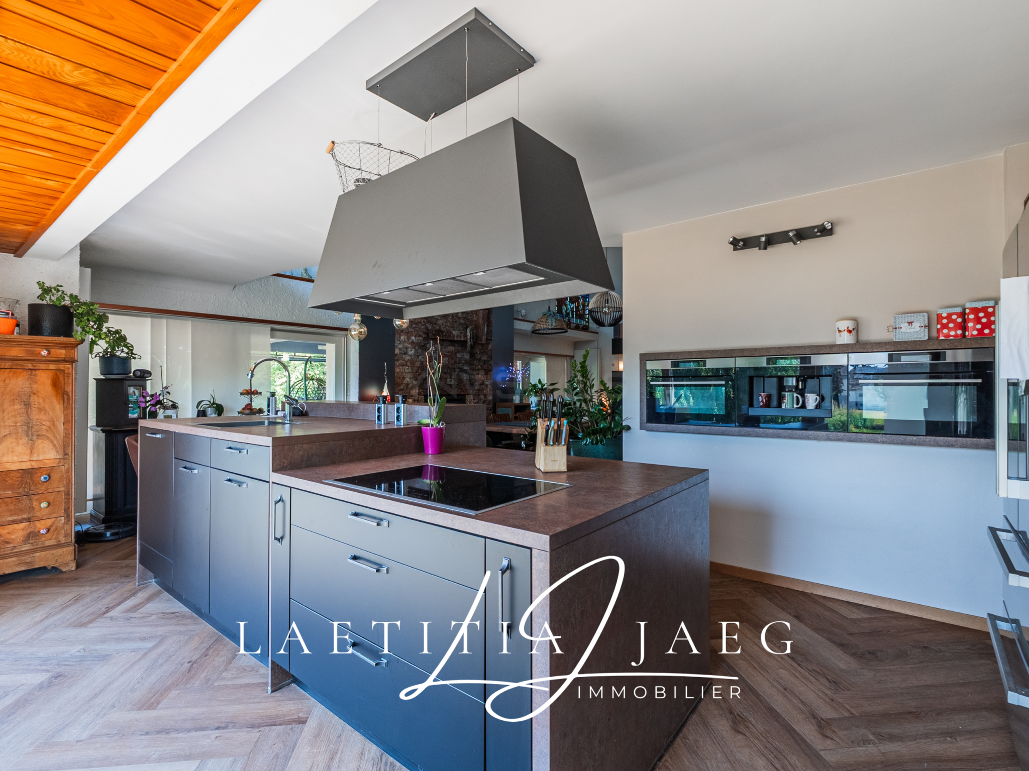 Cuisine moderne avec îlot central dans une maison atypique à Boofzheim.
