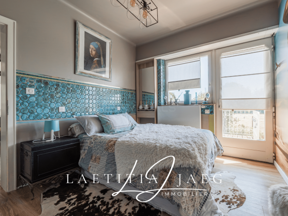 Chambre d'une maison atypique à Boofzheim, avec décoration moderne et fenêtres donnant sur l'extérieur.