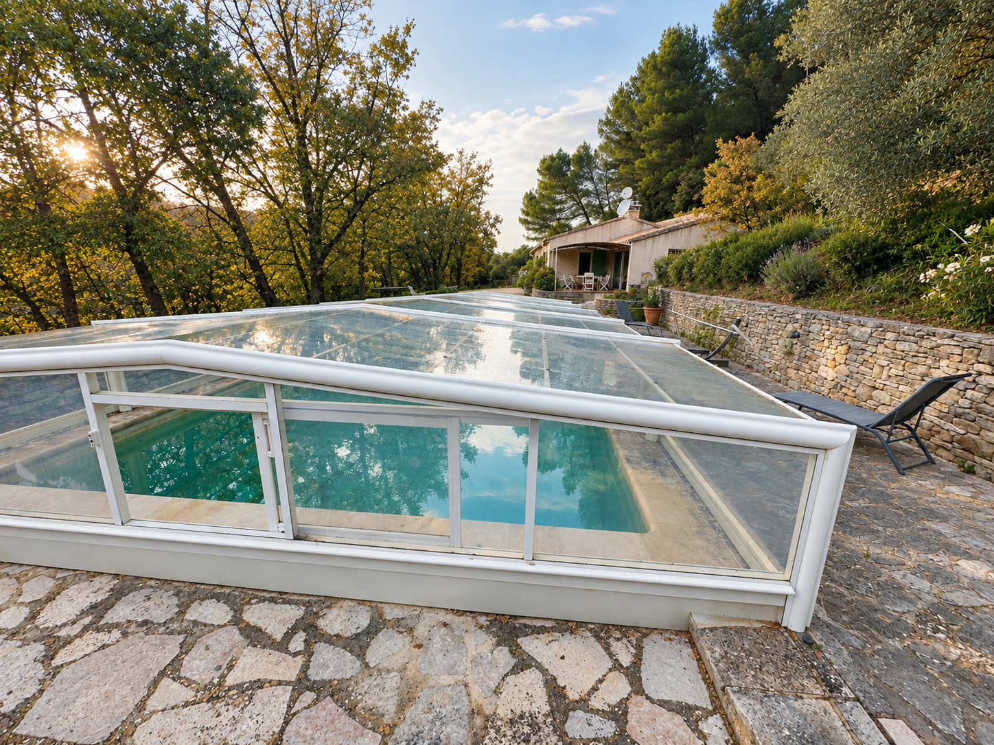 House with swimming pool in Ménerbes Single-storey house with swimming pool in Ménerbes, surrounded by nature.