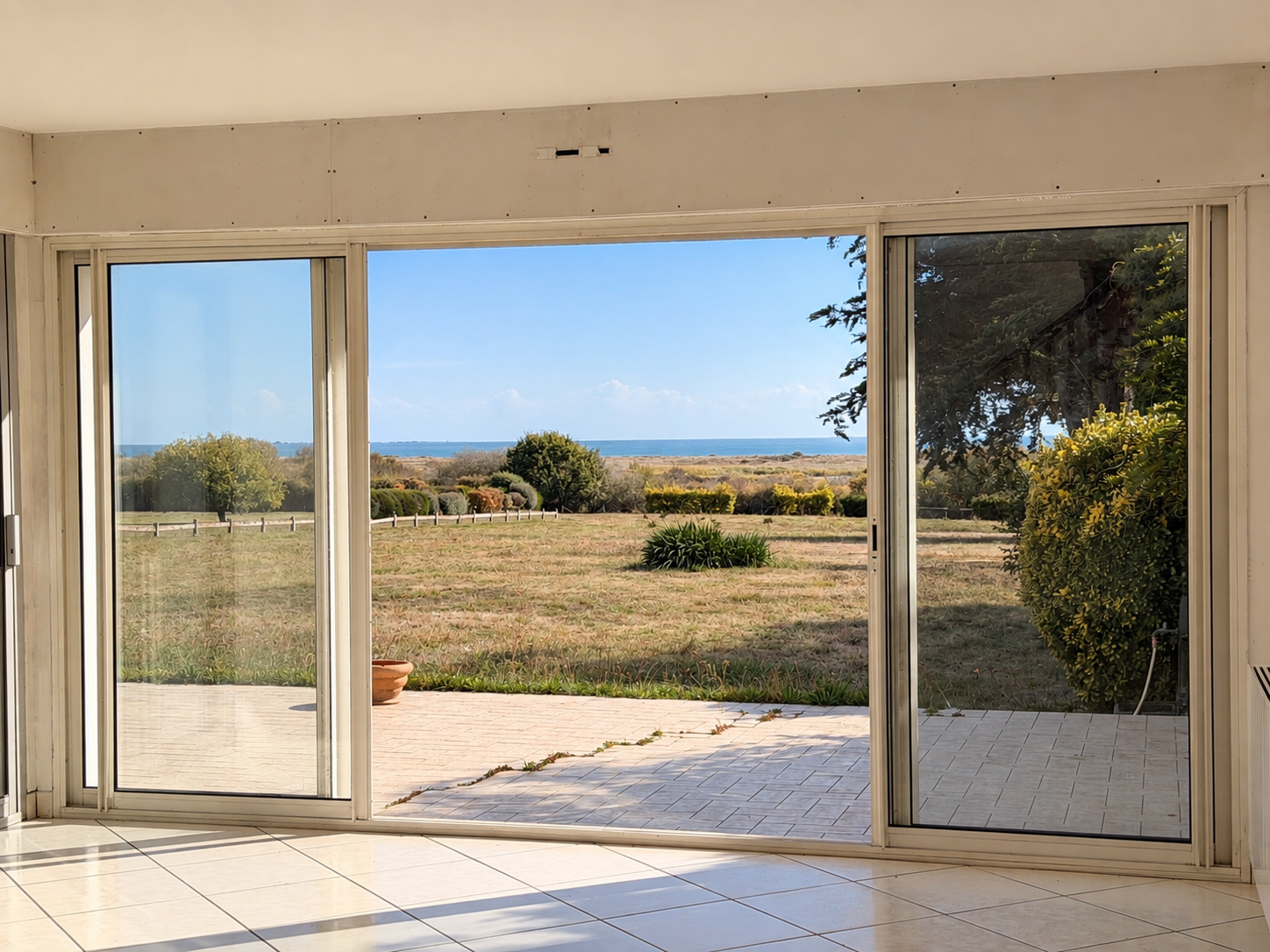 Vue mer depuis la maison Vue sur la mer depuis une grande baie vitrée dans une maison