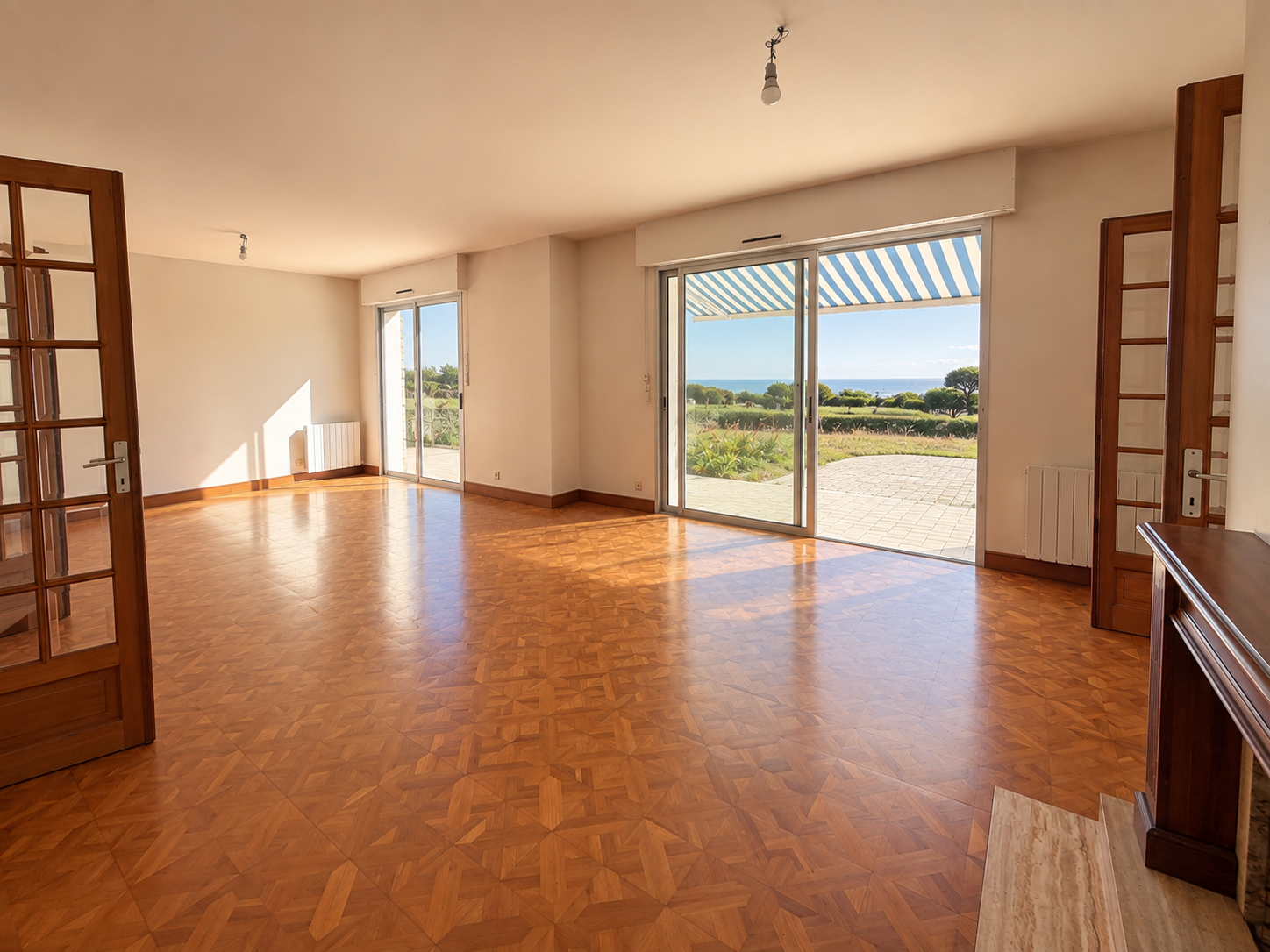 Intérieur d’une propriété vue mer à Sarzeau Intérieur spacieux d'une propriété avec vue sur la mer à Sarzeau, parquet et grandes fenêtres.