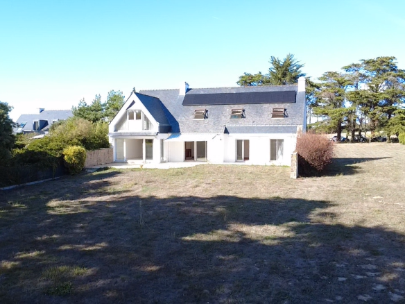 Maison familiale avec vue sur mer à Sarzeau, entourée d'un grand terrain.