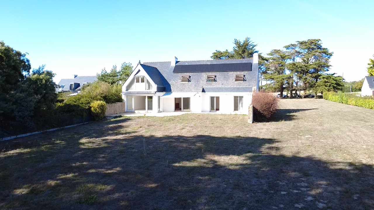 Propriété vue mer à Sarzeau Maison familiale avec vue sur mer à Sarzeau, entourée d'un grand terrain.
