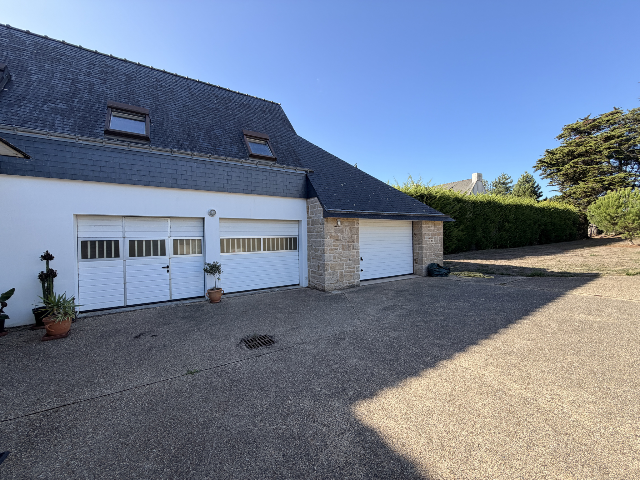 Maison à Sarzeau avec garage Vue de l'extérieur d'une maison avec garage à Sarzeau, ensoleillée et dégagée.