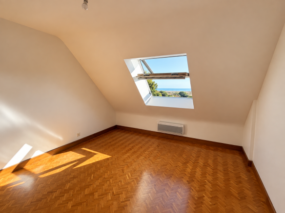 Chambre avec fenêtre de toit et vue sur la mer à Sarzeau