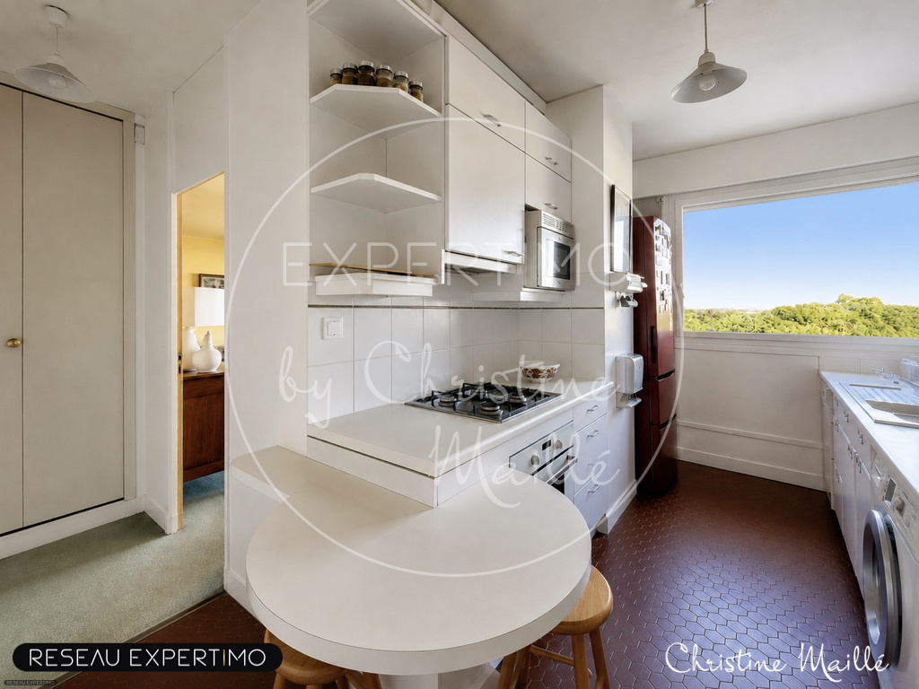 Kitchen of a rooftop apartment in Versailles Bright kitchen in a rooftop apartment in Versailles, with panoramic views.