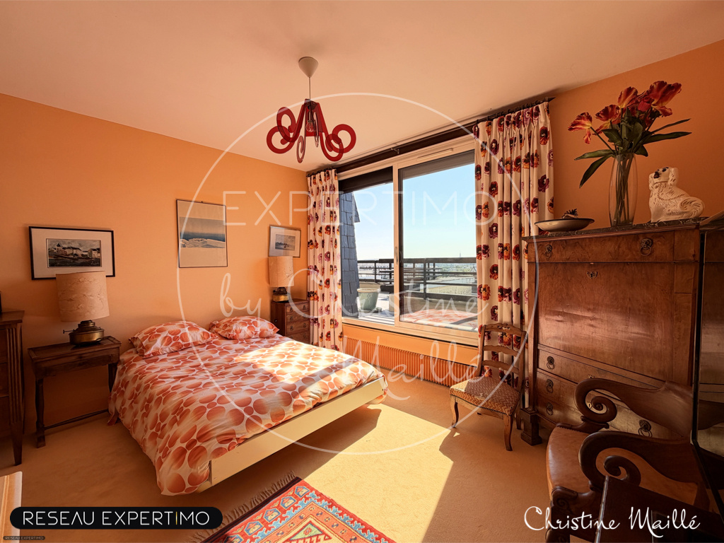 Room in a rooftop apartment in Versailles Bright bedroom in a rooftop apartment in Versailles with panoramic views.