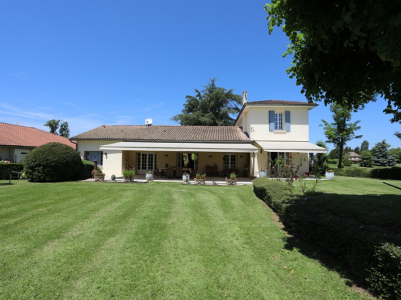 Estate with three independent houses and garden, located on the banks of the Lot in Villeneuve-sur-Lot.