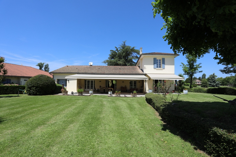 Exceptional estate in Villeneuve-sur-Lot Estate with three independent houses and garden, located on the banks of the Lot in Villeneuve-sur-Lot.