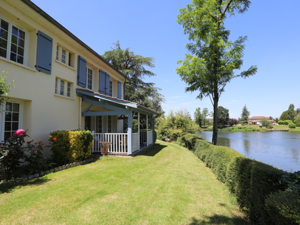 Estate with a house on the banks of the Lot river, garden and river view.
