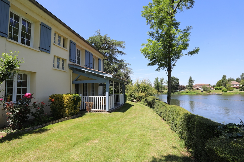 Estate on the banks of the Lot river in Villeneuve-sur-Lot Estate with a house on the banks of the Lot river, garden and river view.