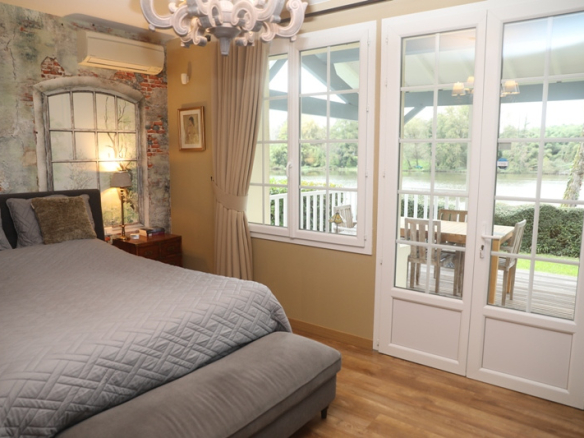 Room in a house with a view of the Lot river, tastefully decorated and with access to a terrace.