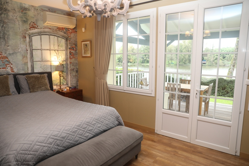 Room with a view of the Lot Room in a house with a view of the Lot river, tastefully decorated and with access to a terrace.