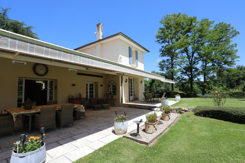 Exceptional estate on the banks of the Lot Estate on the banks of the Lot river with main house, terrace and garden.