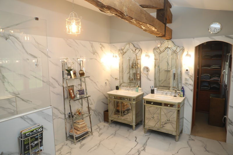 Elegant bathroom Modern bathroom with two sinks, mirror and marble decor.