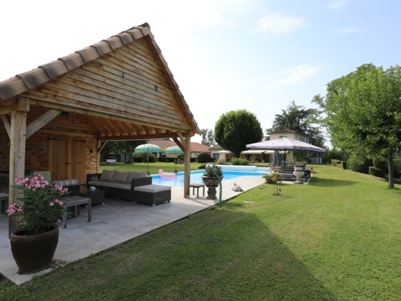 Estate with swimming pool and outdoor living space, Villeneuve-sur-Lot.