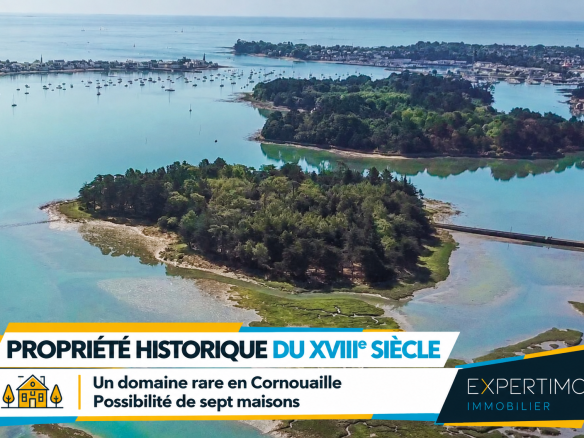 Vue aérienne d'un domaine historique du XVIIIe siècle à Pont-l'Abbé, entouré d'eau et de paysages naturels.