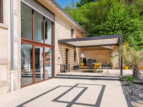 Bastide rénovée avec terrasse et espace extérieur à Romans-sur-Isère.