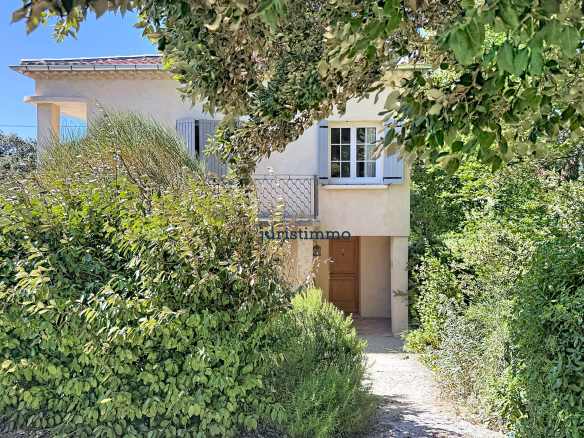 Maison entourée de végétation méditerranéenne à Vacqueyras, avec accès à une piscine.