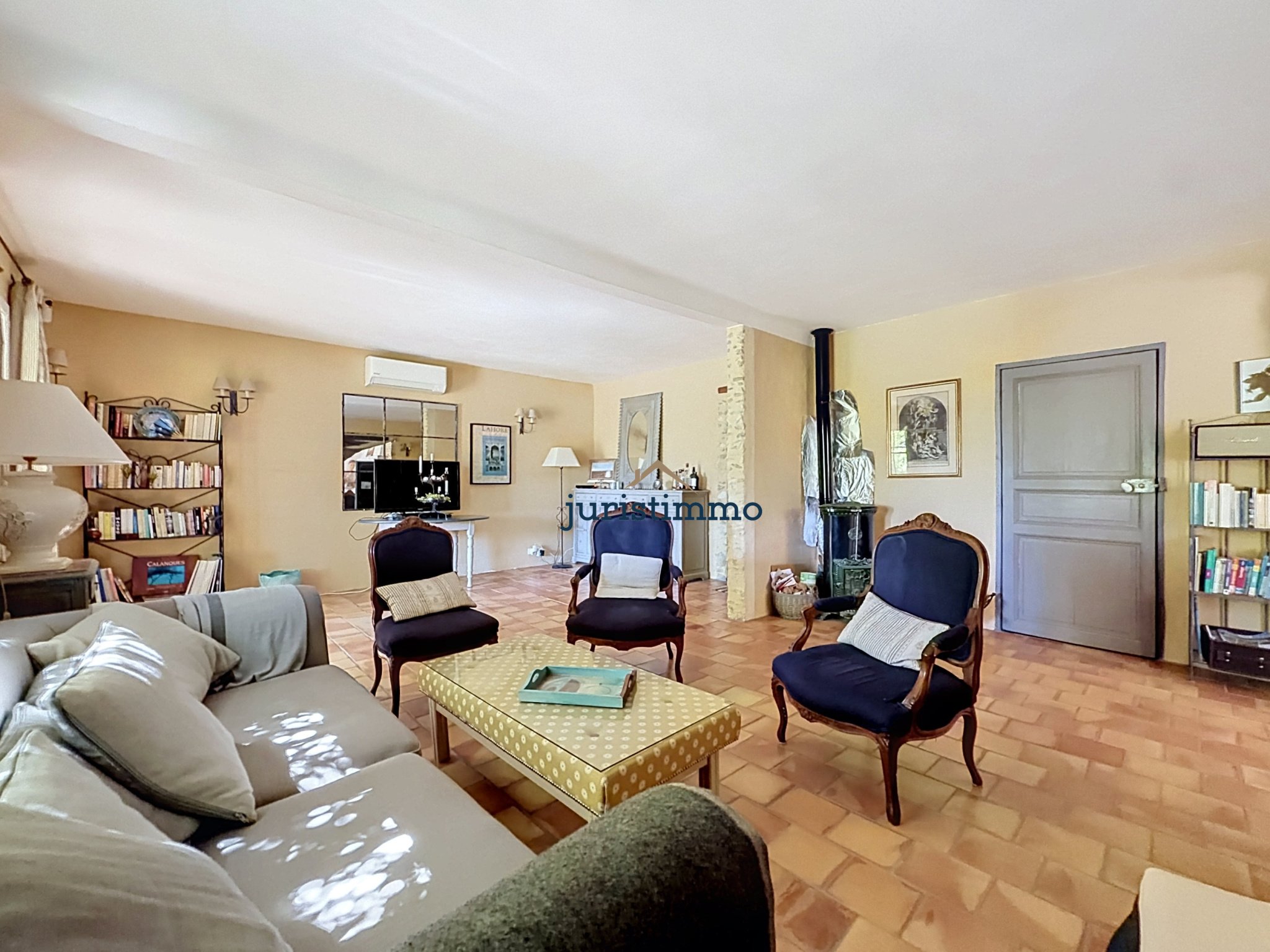 Intérieur d'une propriété avec salon confortable et cheminée à Vacqueyras.