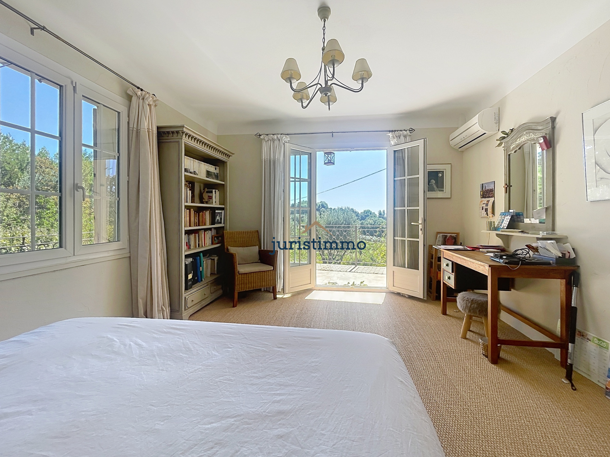 Chambre lumineuse avec vue sur la nature, bureau et bibliothèque, à Vacqueyras.
