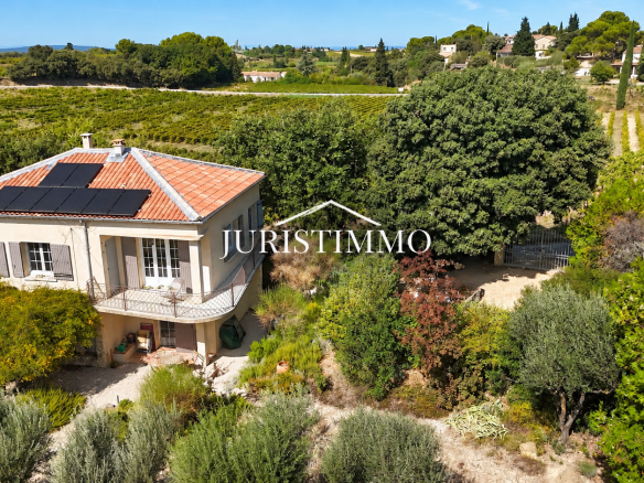 Propriété avec piscine et vue panoramique à Vacqueyras, entourée de végétation méditerranéenne.