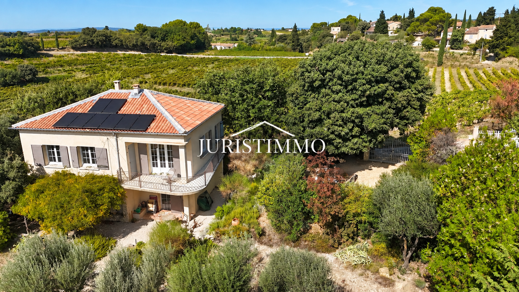 Propriété avec piscine et vue panoramique à Vacqueyras, entourée de végétation méditerranéenne.