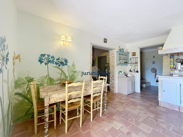 Intérieur d'une propriété avec une table en bois et des murs décorés de motifs floraux.