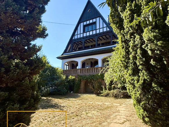 Manoir néo-alsacien avec parc arboré, situé à Villé, France.