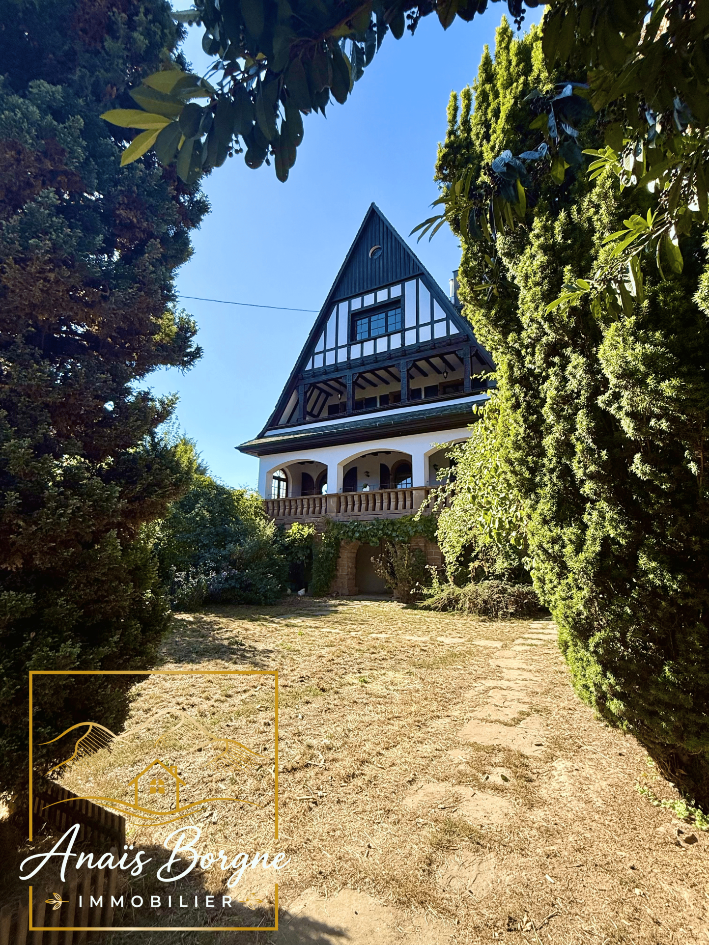 Authentique manoir néo-alsacien Manoir néo-alsacien avec parc arboré, situé à Villé, France.