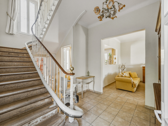 Intérieur d'une maison de caractère avec un escalier en bois et un salon lumineux à Saint-Raphaël.