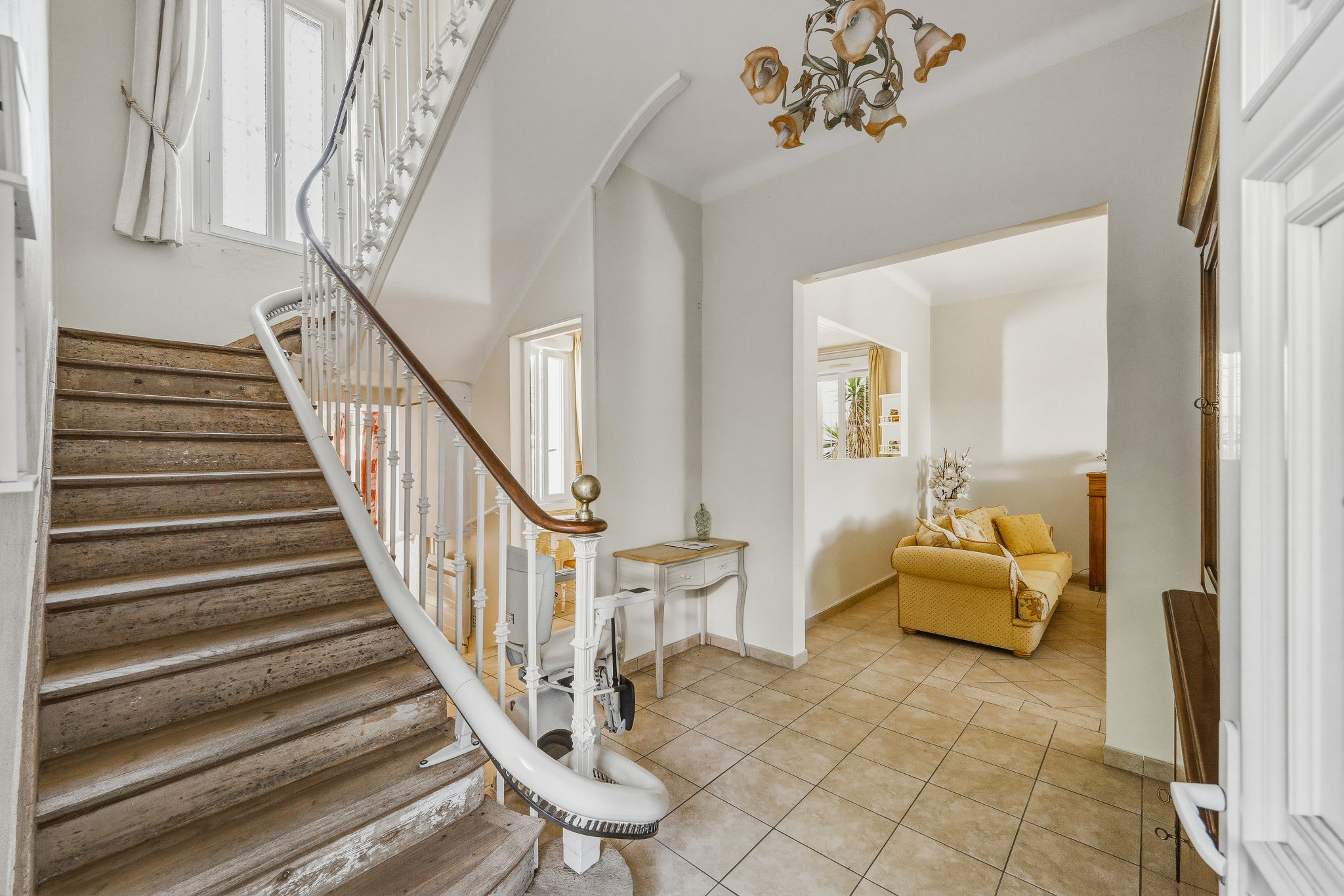 Intérieur d’une maison à Saint-Raphaël Intérieur d'une maison de caractère avec un escalier en bois et un salon lumineux à Saint-Raphaël.