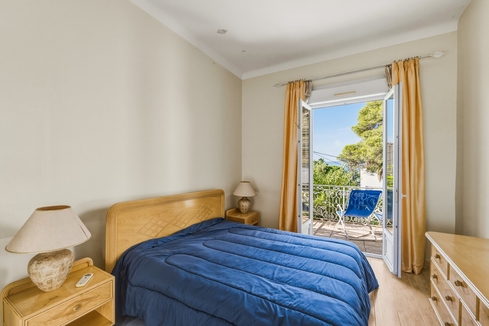 Chambre avec balcon à Saint-Raphaël Chambre d'une maison à Saint-Raphaël avec un lit et un balcon offrant une vue.