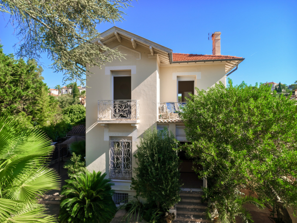 Maison individuelle de caractère à Saint-Raphaël avec terrasses et jardin.