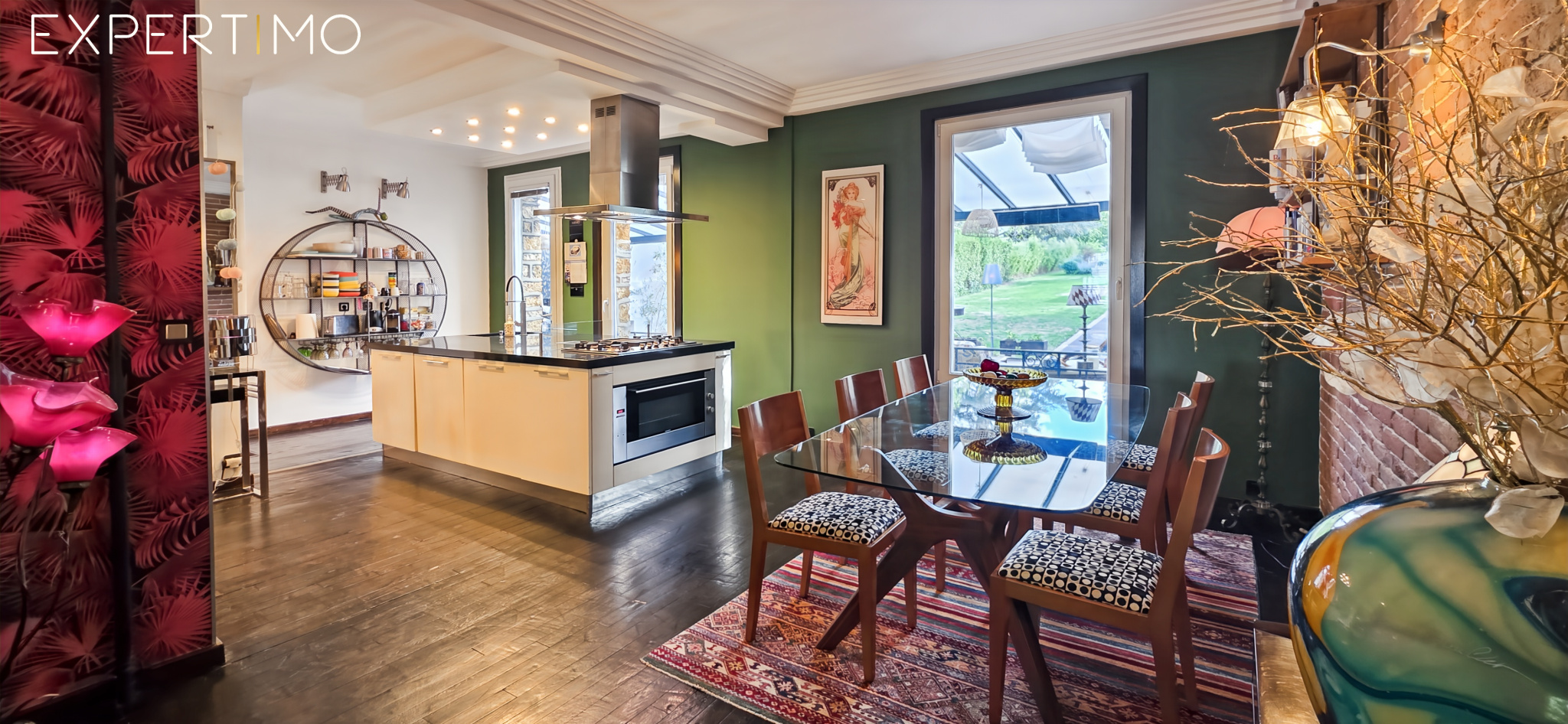 Cuisine et salle à manger d’une meulière à Arpajon Cuisine moderne avec salle à manger, murs colorés et éclairage naturel, meulière à Arpajon.