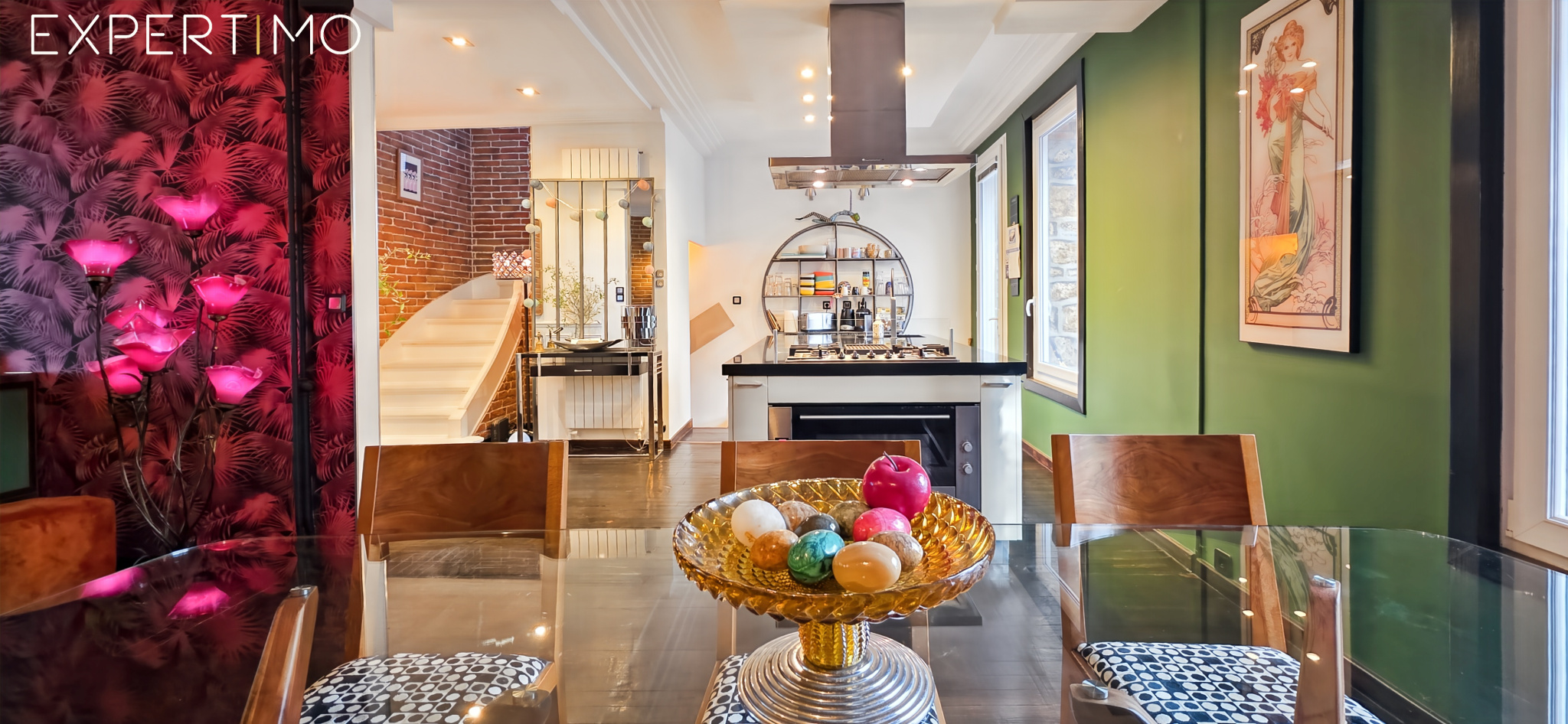 Intérieur d’une meulière à Arpajon Intérieur d'une meulière à Arpajon avec un escalier central et une table décorée.