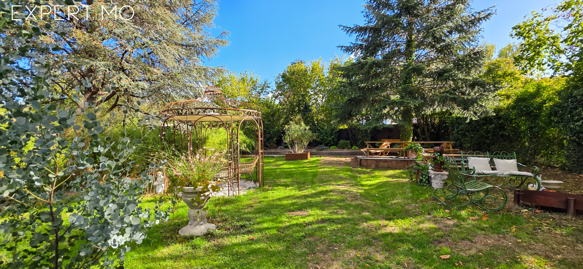 Jardin de la meulière à Arpajon Jardin paysager avec un gazebo, des arbres et des espaces de détente à Arpajon.