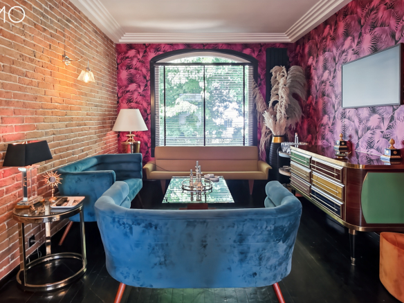 Intérieur d'une meulière à Arpajon avec des murs en briques et un décor coloré.