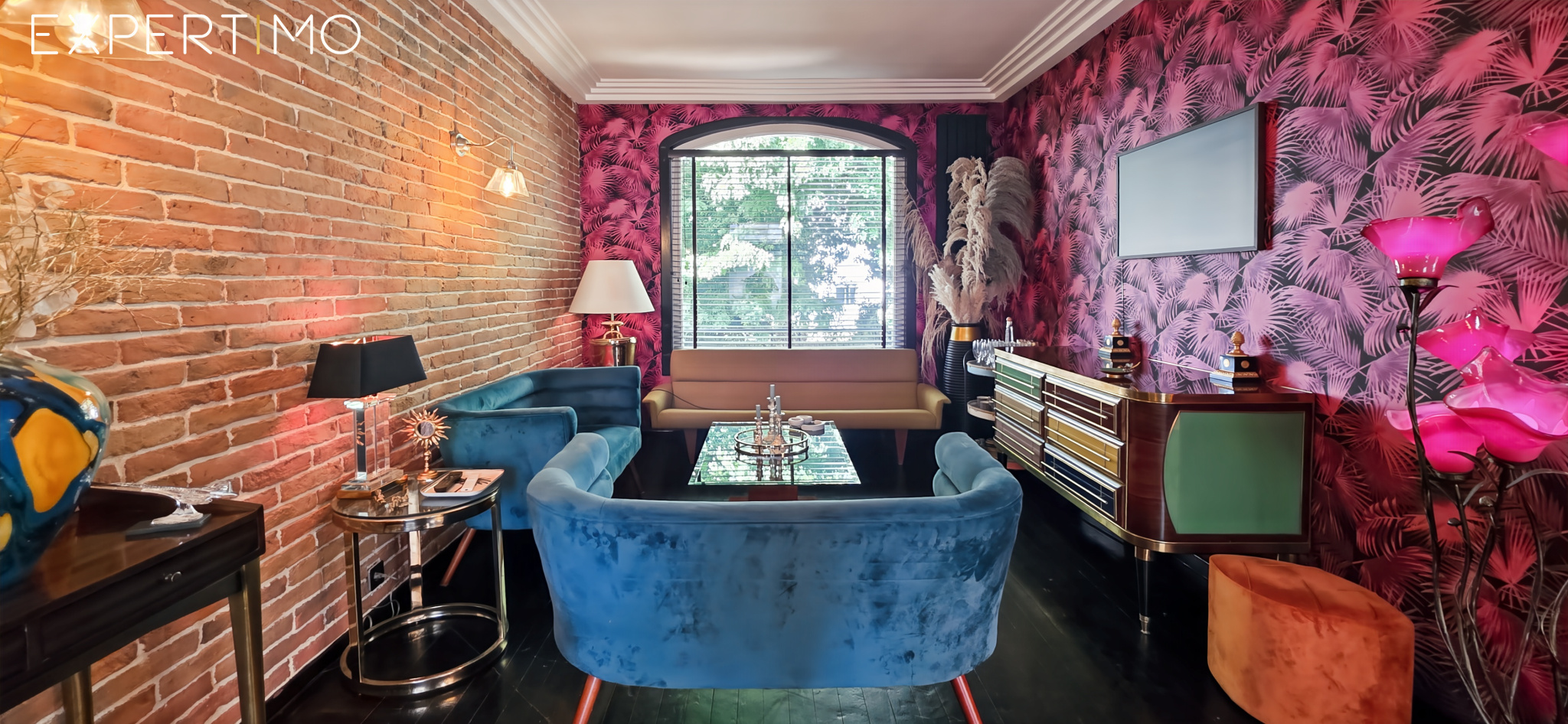 Intérieur coloré d’une meulière à Arpajon Intérieur d'une meulière à Arpajon avec des murs en briques et un décor coloré.