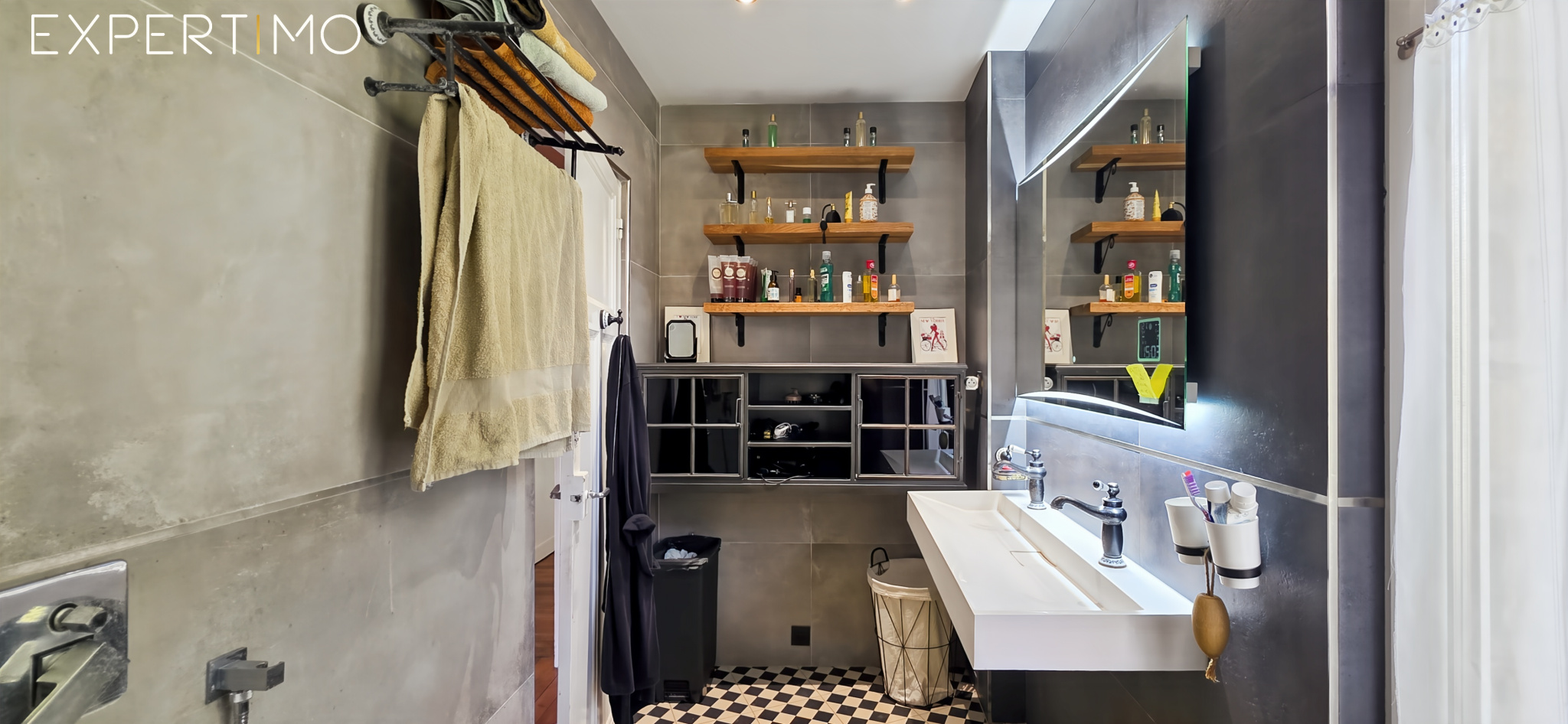 Salle de bain contemporaine Salle de bain moderne avec murs en carrelage gris, étagères en bois et lavabo contemporain.