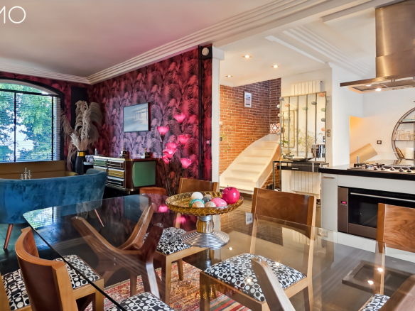 Intérieur d'une meulière à Arpajon, avec salle à manger et cuisine moderne.