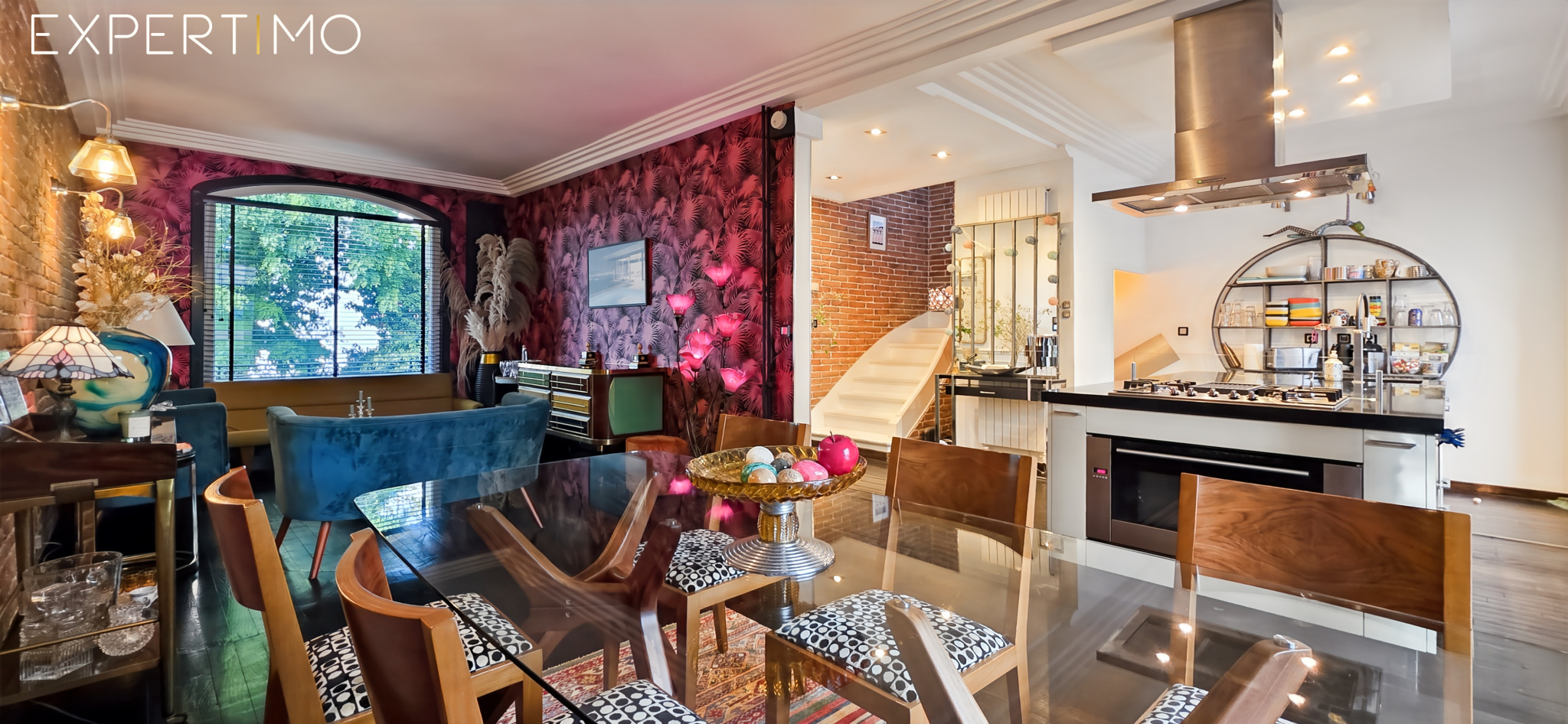 Intérieur d’une meulière à Arpajon Intérieur d'une meulière à Arpajon, avec salle à manger et cuisine moderne.