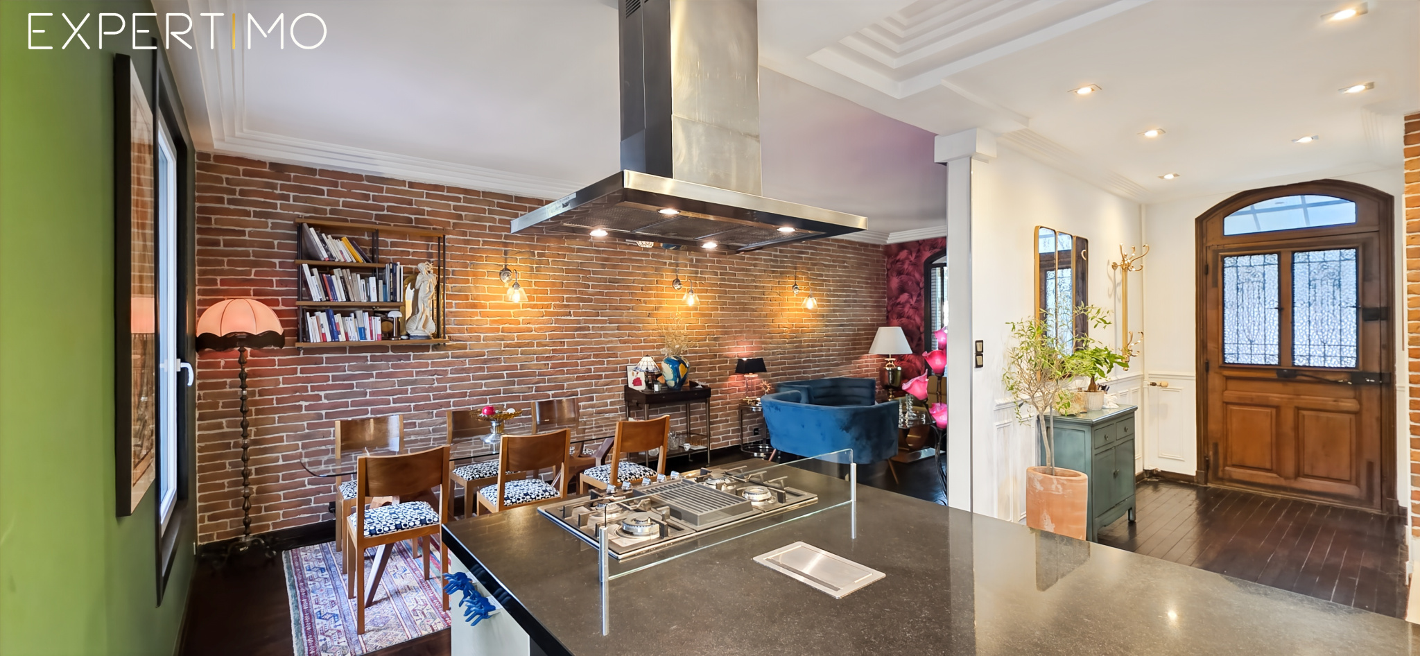 Intérieur d’une meulière à Arpajon Intérieur d'une meulière à Arpajon avec cuisine moderne et mur en briques apparentes.
