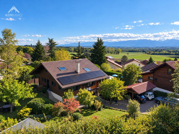Chalet de 158 m2 avec piscine, entouré de verdure à Crozet, vue sur le Mont-Blanc et Genève.