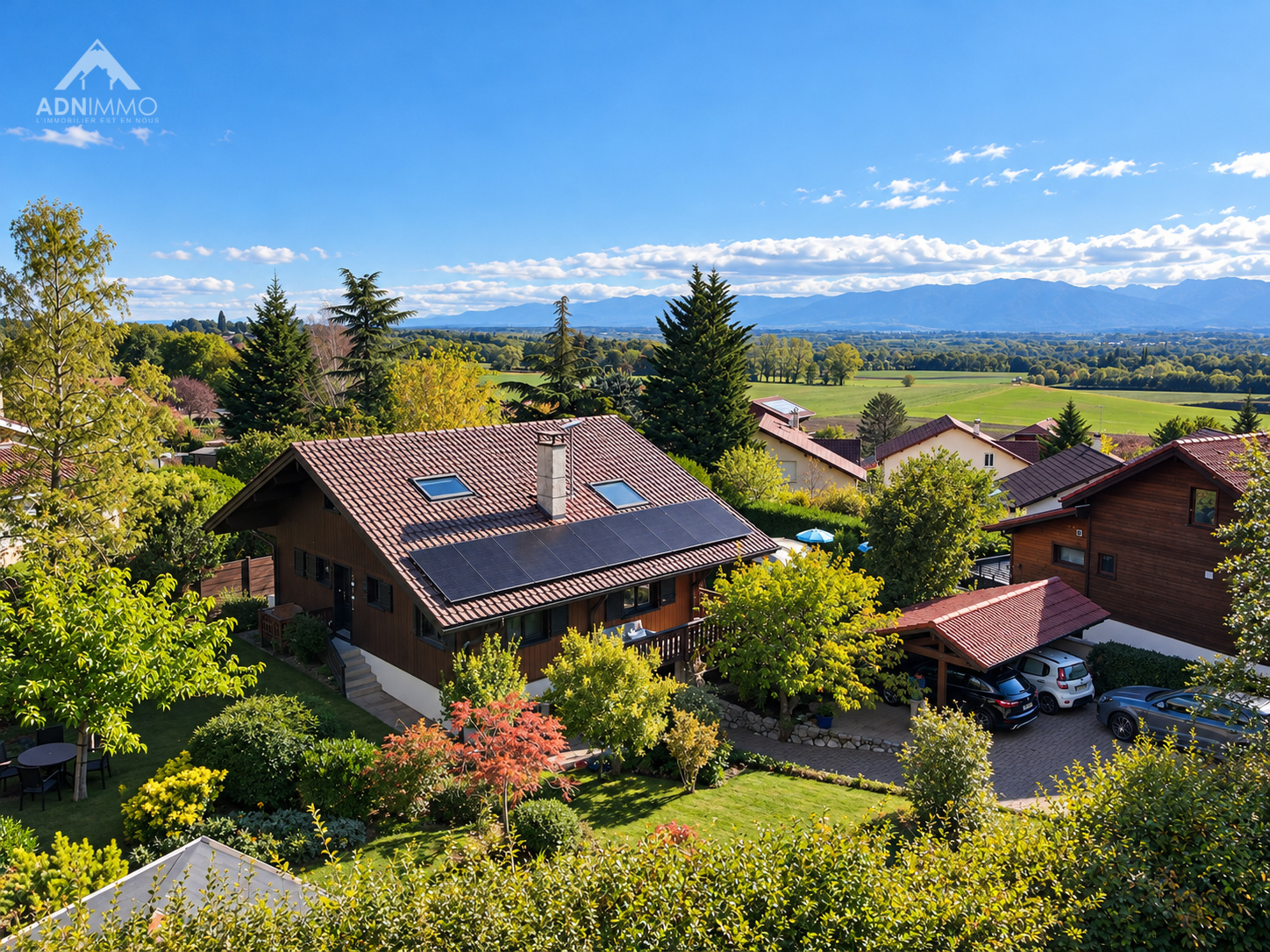 Chalet de 158 m2 avec piscine, entouré de verdure à Crozet, vue sur le Mont-Blanc et Genève.