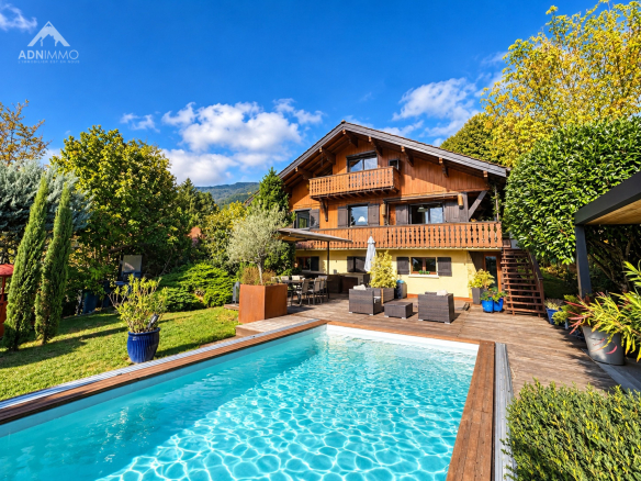 Chalet en bois avec piscine et jardin, situé à Crozet, vue sur la nature environnante.