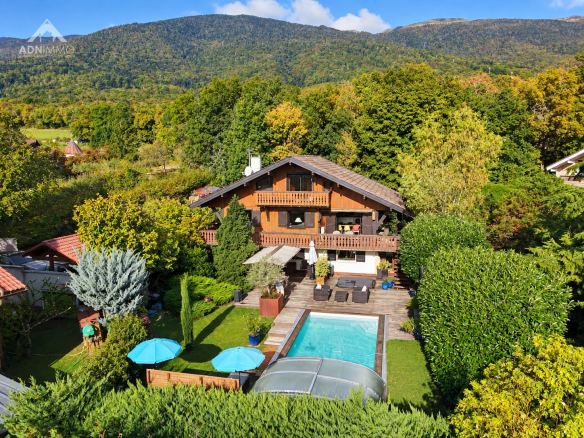 Chalet de 158 m² avec piscine et jardin à Crozet, vue sur le Mont-Blanc et Genève.