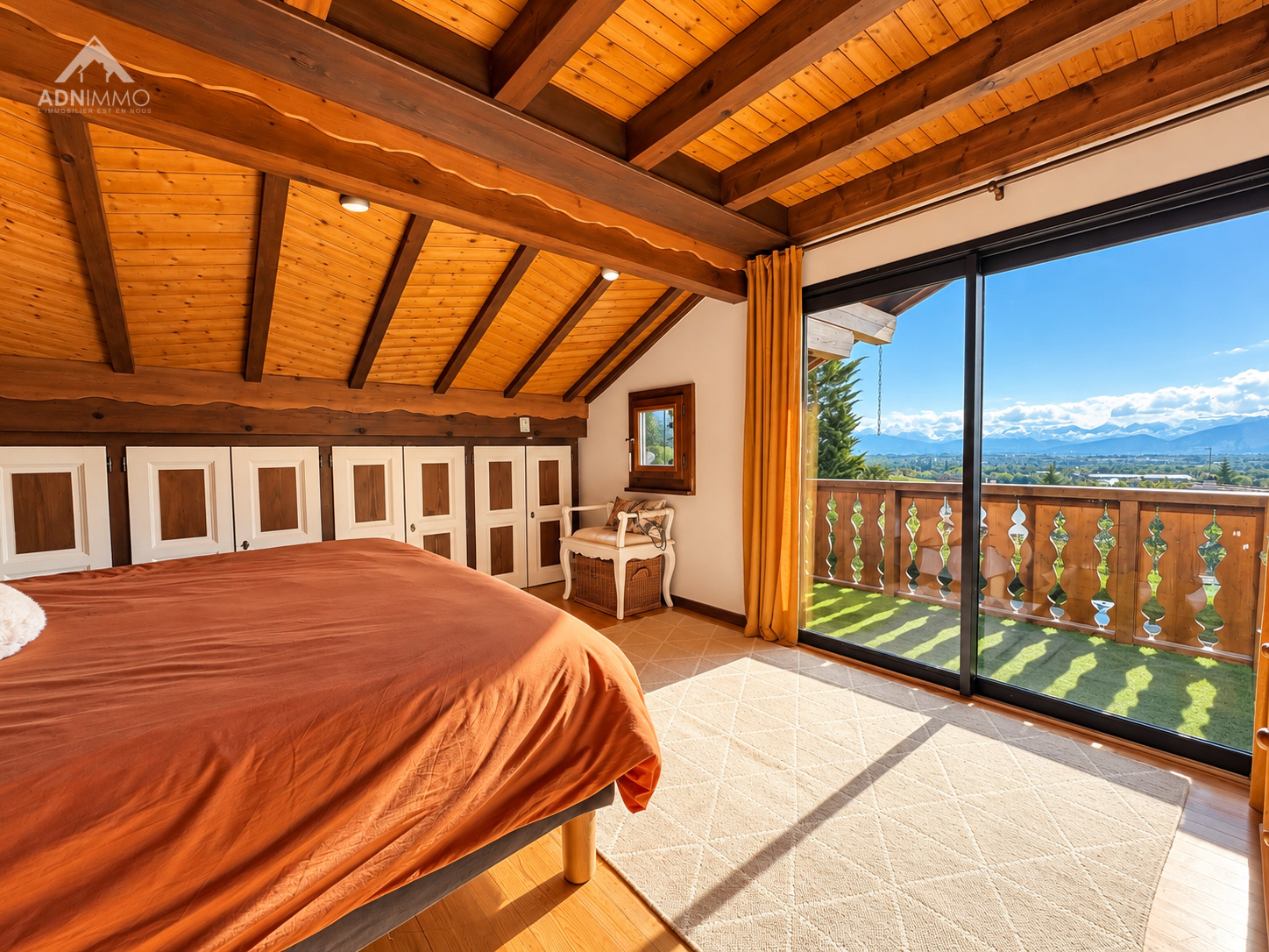 Chambre d'un chalet avec vue sur les montagnes et balcon à Crozet.