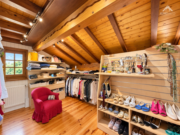 Intérieur d'un chalet avec des étagères en bois remplies de vêtements et accessoires.